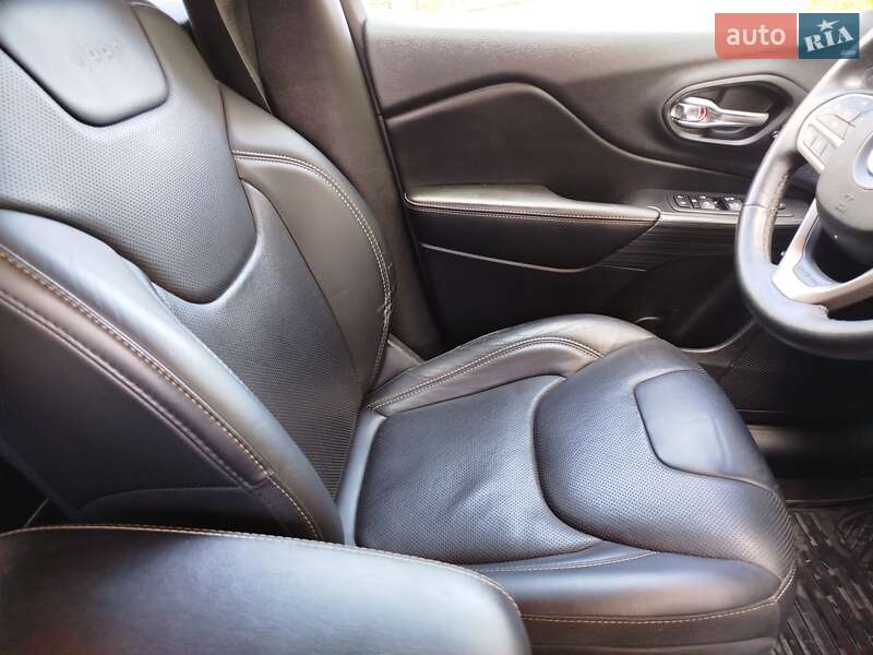 Внедорожник / Кроссовер Jeep Cherokee 2016 в Ровно