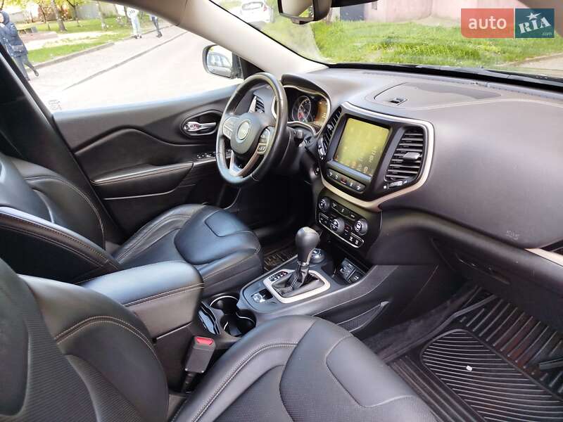 Внедорожник / Кроссовер Jeep Cherokee 2016 в Ровно