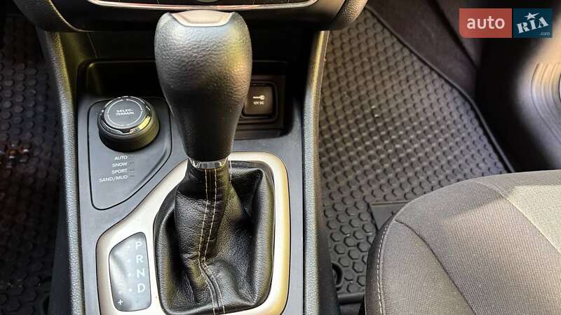 Внедорожник / Кроссовер Jeep Cherokee 2016 в Тернополе