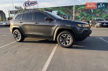 Позашляховик / Кросовер Jeep Cherokee 2019 в 