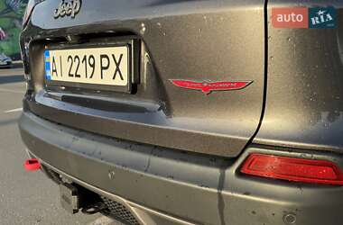Позашляховик / Кросовер Jeep Cherokee 2019 в 