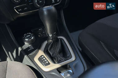 Позашляховик / Кросовер Jeep Cherokee 2015 в 