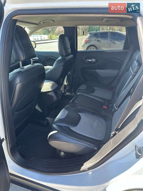 Внедорожник / Кроссовер Jeep Cherokee 2014 в Каменском