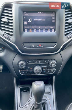 Позашляховик / Кросовер Jeep Cherokee 2019 в 