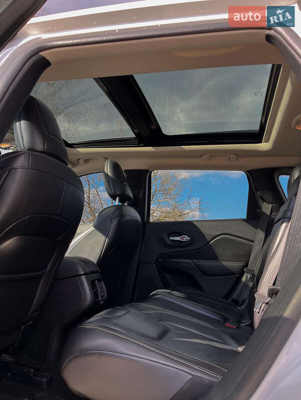 Внедорожник / Кроссовер Jeep Cherokee 2016 в Староконстантинове