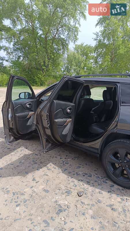 Внедорожник / Кроссовер Jeep Cherokee 2017 в Киеве