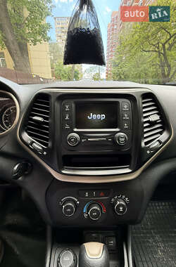 Позашляховик / Кросовер Jeep Cherokee 2016 в 