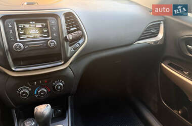 Внедорожник / Кроссовер Jeep Cherokee 2017 в 