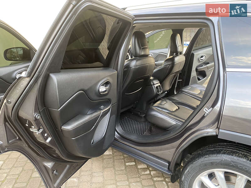 Внедорожник / Кроссовер Jeep Cherokee 2016 в Трускавце