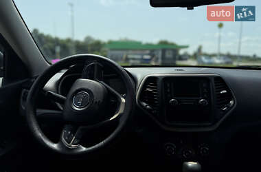Внедорожник / Кроссовер Jeep Cherokee 2015 в 
