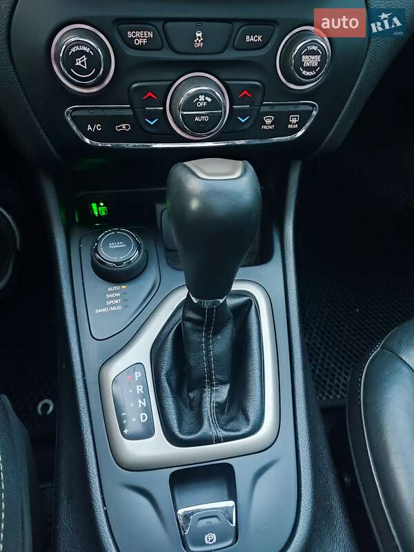 Внедорожник / Кроссовер Jeep Cherokee 2016 в Ужгороде