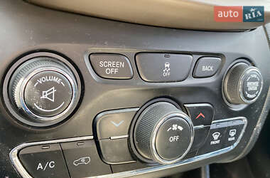 Внедорожник / Кроссовер Jeep Cherokee 2015 в 