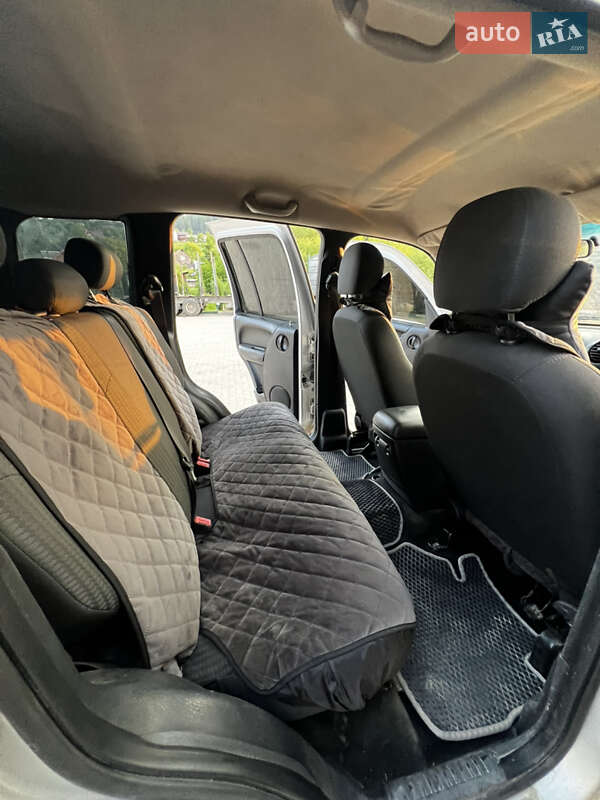 Позашляховик / Кросовер Jeep Cherokee 2004 в Путилі