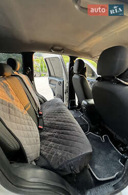 Внедорожник / Кроссовер Jeep Cherokee 2004 в 