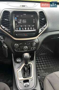 Позашляховик / Кросовер Jeep Cherokee 2017 в 