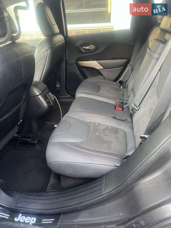 Внедорожник / Кроссовер Jeep Cherokee 2017 в Барышевке