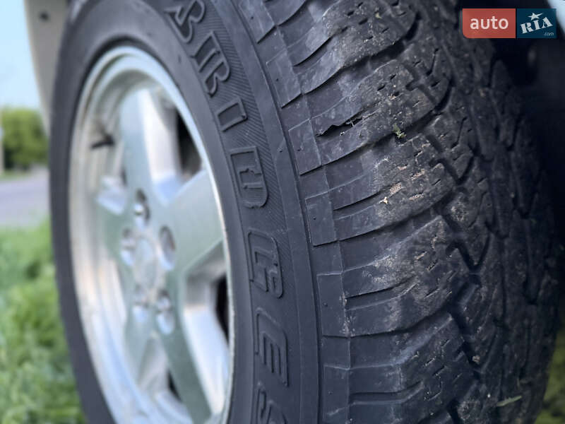 Внедорожник / Кроссовер Jeep Cherokee 2004 в Житомире
