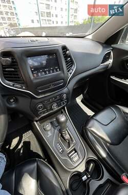 Внедорожник / Кроссовер Jeep Cherokee 2018 в 