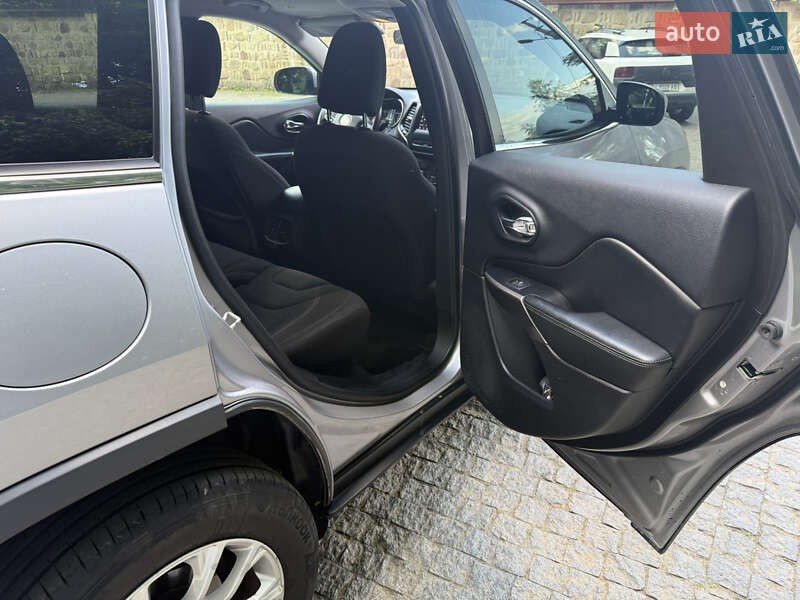 Внедорожник / Кроссовер Jeep Cherokee 2018 в Черновцах