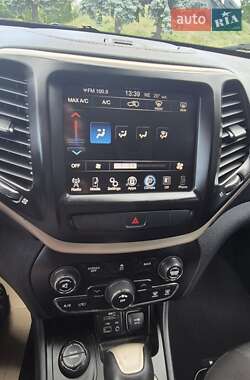 Внедорожник / Кроссовер Jeep Cherokee 2014 в 