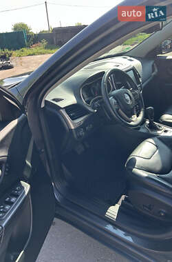 Внедорожник / Кроссовер Jeep Cherokee 2016 в 