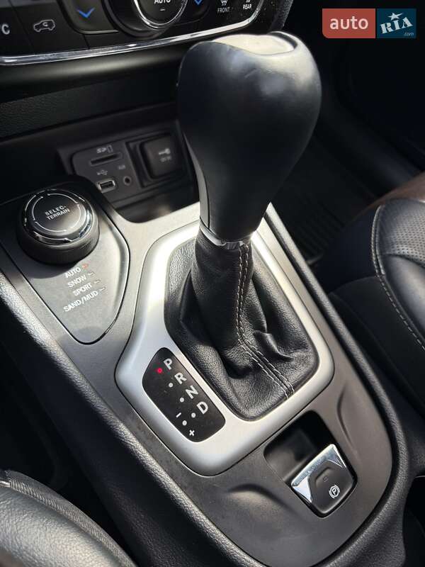 Позашляховик / Кросовер Jeep Cherokee 2015 в Львові
