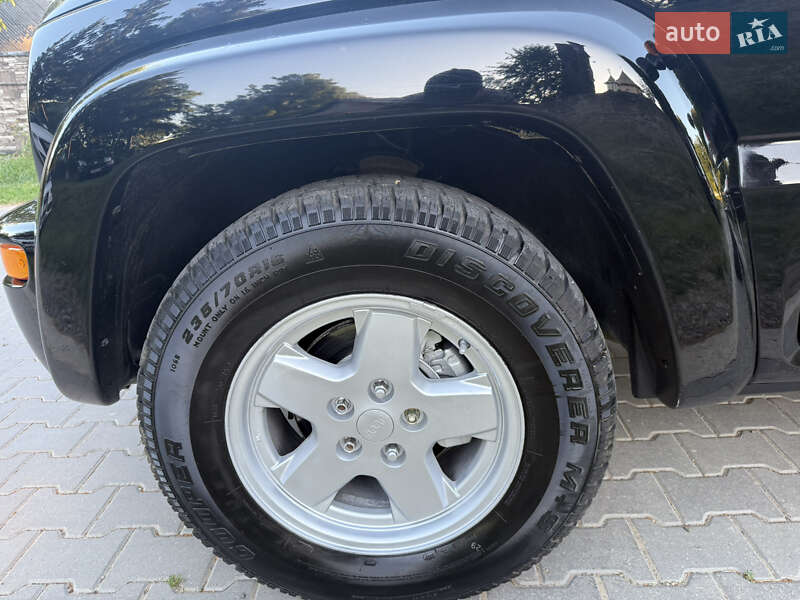 Позашляховик / Кросовер Jeep Cherokee 2003 в Чернівцях