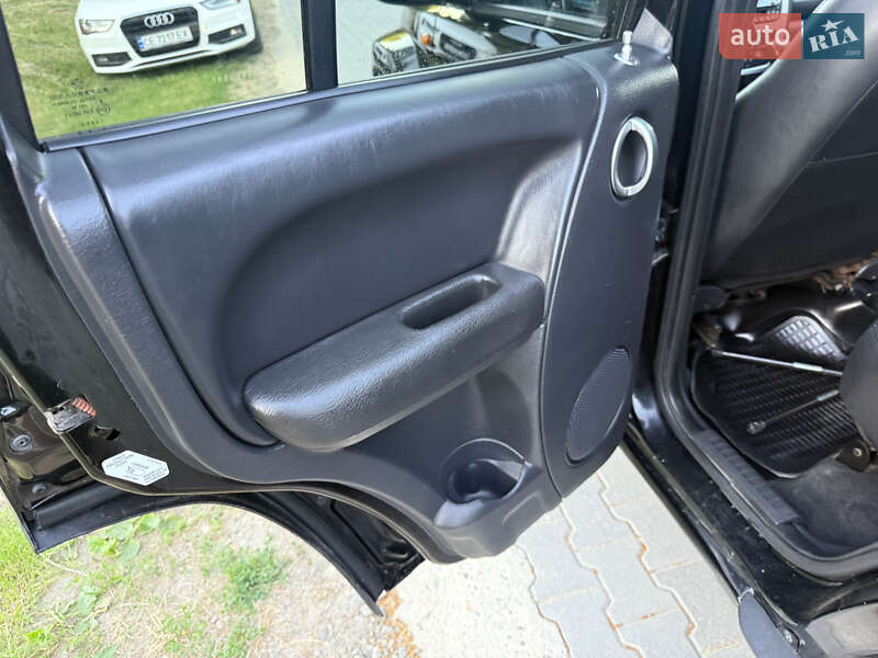 Позашляховик / Кросовер Jeep Cherokee 2003 в Чернівцях