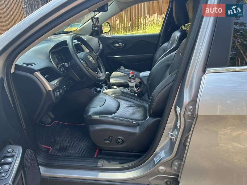 Внедорожник / Кроссовер Jeep Cherokee 2015 в Гостомеле