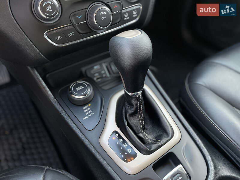 Внедорожник / Кроссовер Jeep Cherokee 2016 в Житомире
