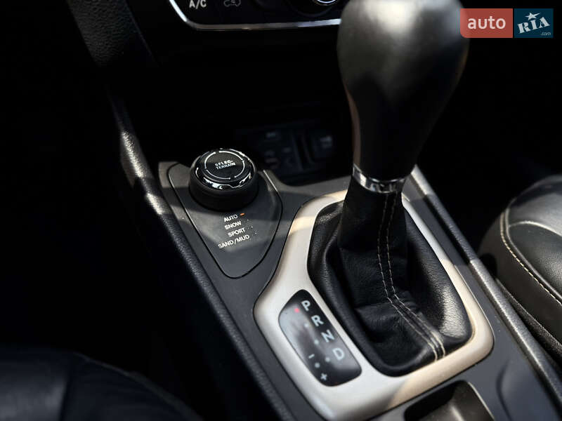 Внедорожник / Кроссовер Jeep Cherokee 2016 в Киеве