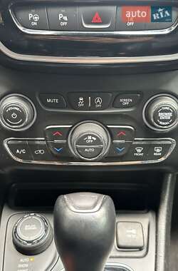 Внедорожник / Кроссовер Jeep Cherokee 2018 в 