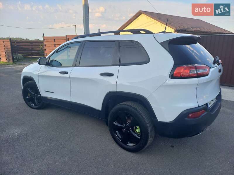 Внедорожник / Кроссовер Jeep Cherokee 2016 в Киеве