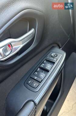 Внедорожник / Кроссовер Jeep Cherokee 2015 в 