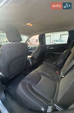 Внедорожник / Кроссовер Jeep Cherokee 2015 в 
