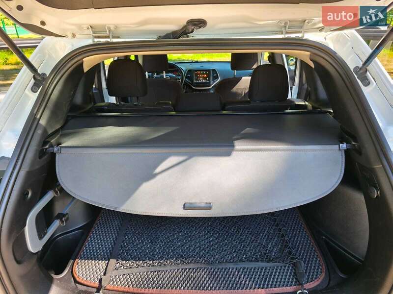 Внедорожник / Кроссовер Jeep Cherokee 2015 в Киеве