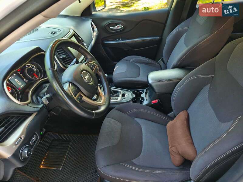 Внедорожник / Кроссовер Jeep Cherokee 2015 в Киеве