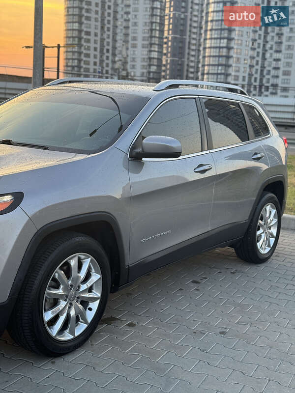 Внедорожник / Кроссовер Jeep Cherokee 2016 в Киеве