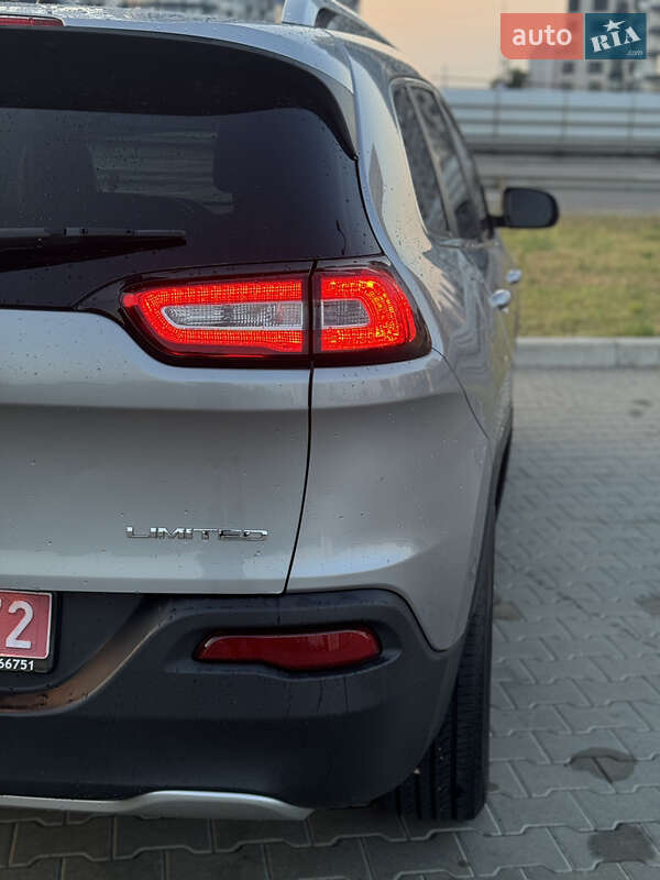 Внедорожник / Кроссовер Jeep Cherokee 2016 в Киеве