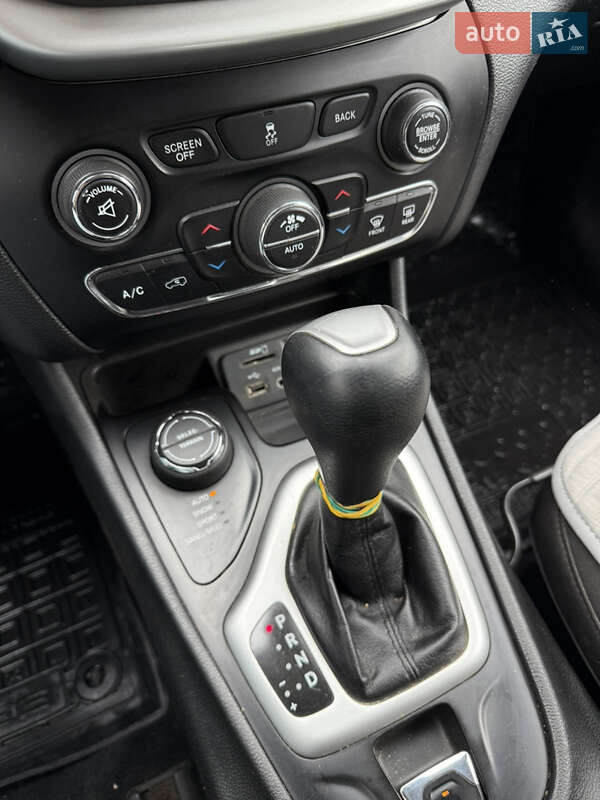 Внедорожник / Кроссовер Jeep Cherokee 2013 в Шостке