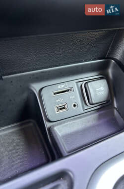 Позашляховик / Кросовер Jeep Cherokee 2013 в 