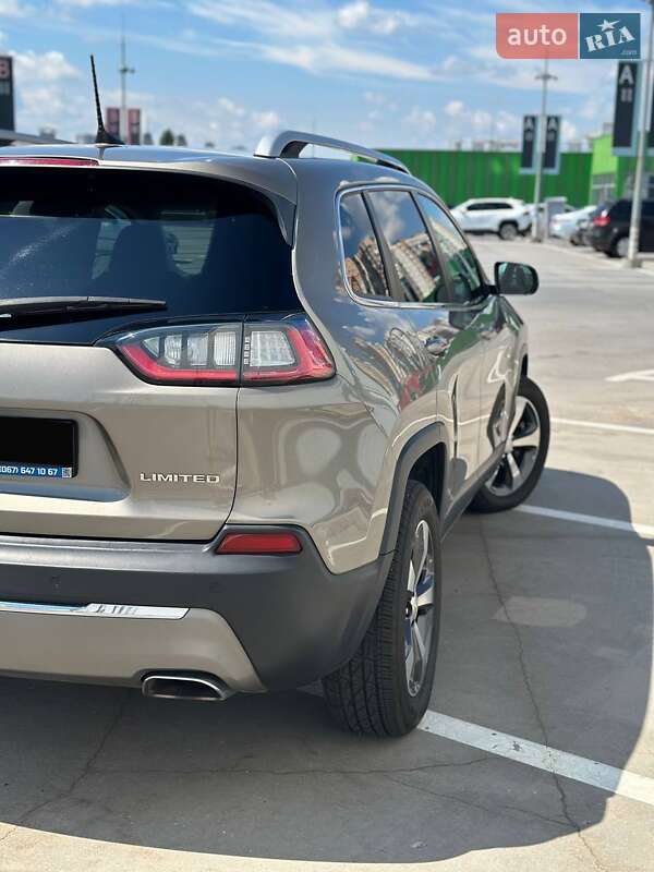 Внедорожник / Кроссовер Jeep Cherokee 2019 в Киеве