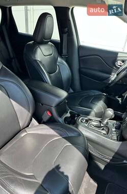 Позашляховик / Кросовер Jeep Cherokee 2019 в 
