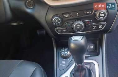 Внедорожник / Кроссовер Jeep Cherokee 2015 в 