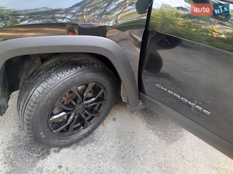 Позашляховик / Кросовер Jeep Cherokee 2016 в Києві
