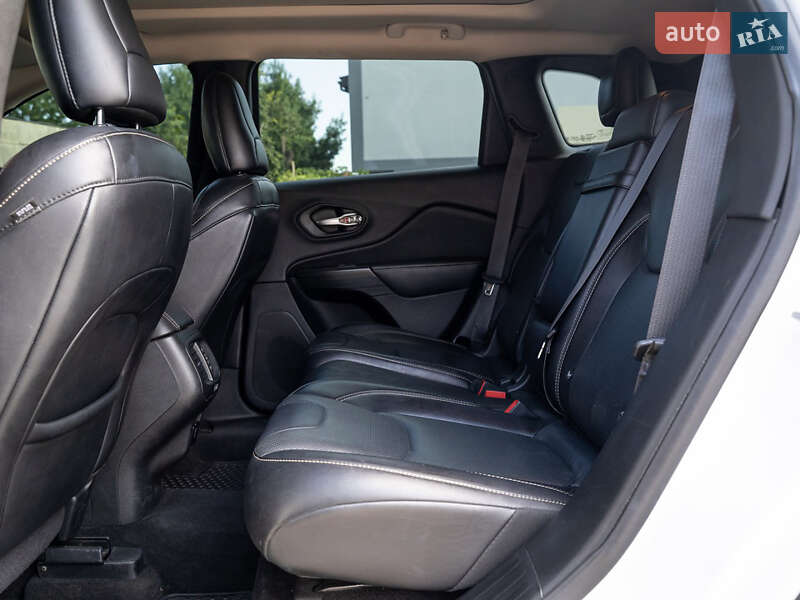 Внедорожник / Кроссовер Jeep Cherokee 2015 в Одессе