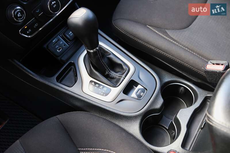 Внедорожник / Кроссовер Jeep Cherokee 2015 в Киеве
