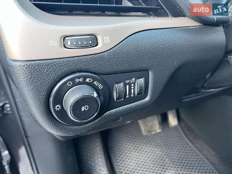 Внедорожник / Кроссовер Jeep Cherokee 2015 в Виннице