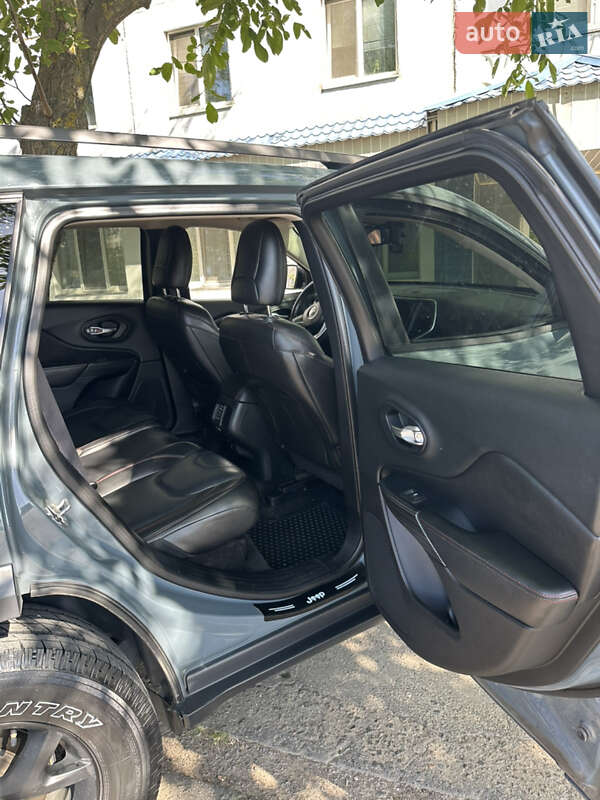 Внедорожник / Кроссовер Jeep Cherokee 2015 в Южноукраинске