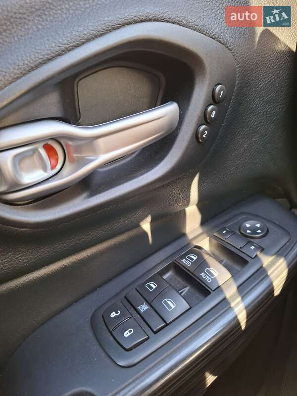 Внедорожник / Кроссовер Jeep Cherokee 2016 в Полтаве